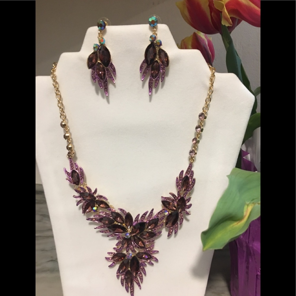 Necklace and earrings set.